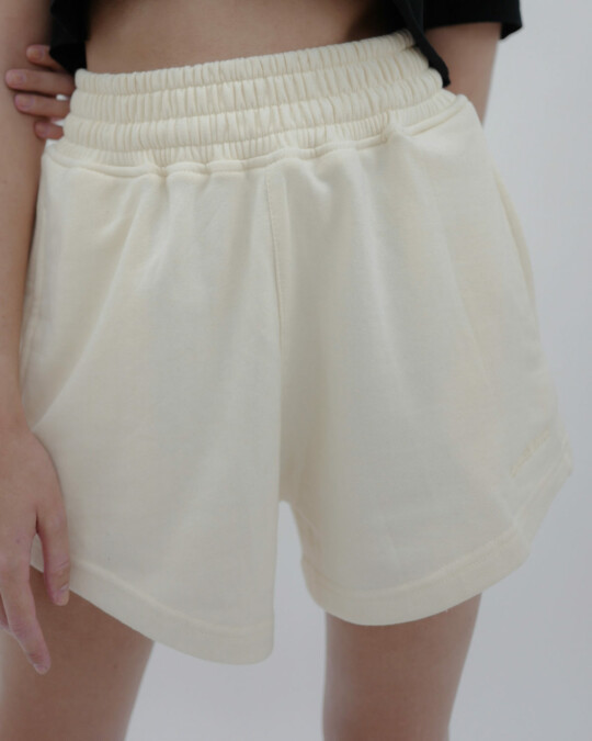 ONWEEKENDS Shorts Vanille_abbildung_model_bildnr3