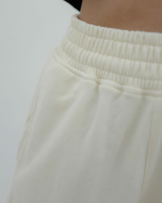 ONWEEKENDS Shorts Vanille_abbildung_model_bildnr4