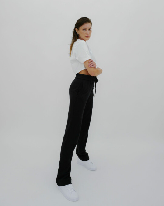 Slim Fit in europe Jogger Schwarz_abbildung_model_bildnr3