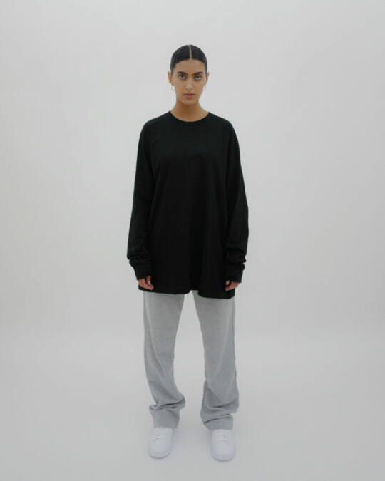 in europe oversized Longsleeve Black_abbildung_model_bildnr5