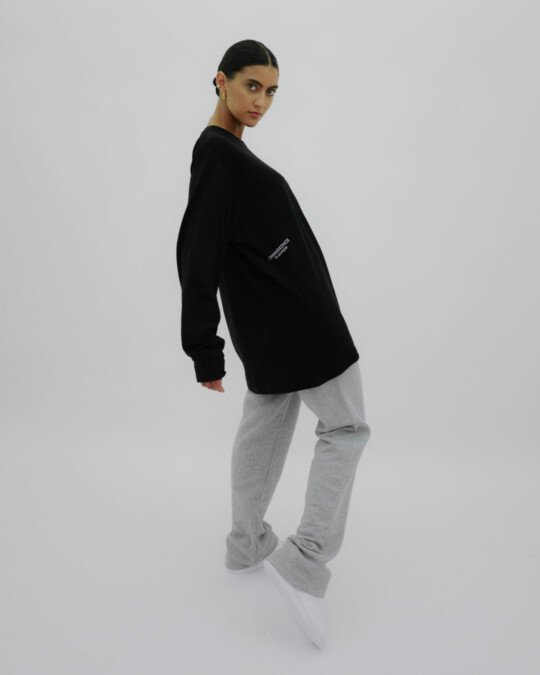 in europe oversized Longsleeve Black_abbildung_model_bildnr6