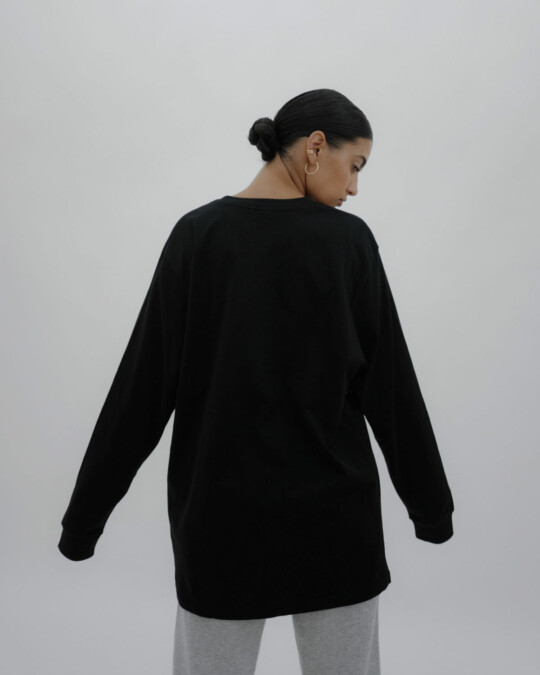 in europe oversized Longsleeve Black_abbildung_model_bildnr7
