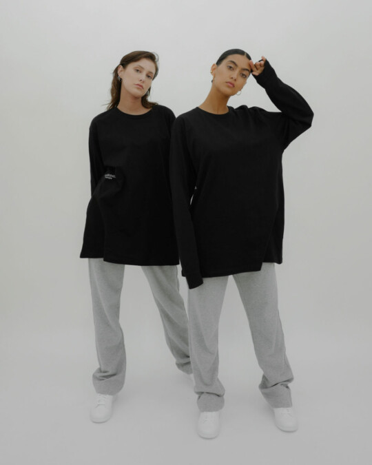 in europe oversized Longsleeve Black_abbildung_model_bildnr1