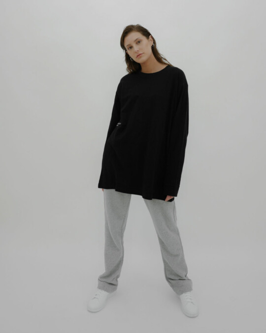 in europe oversized Longsleeve Black_abbildung_model_bildnr2