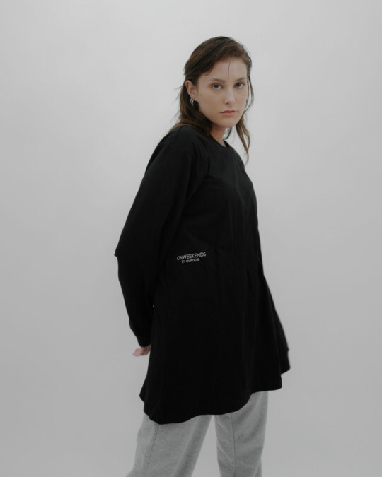 in europe oversized Longsleeve Black_abbildung_model_bildnr3