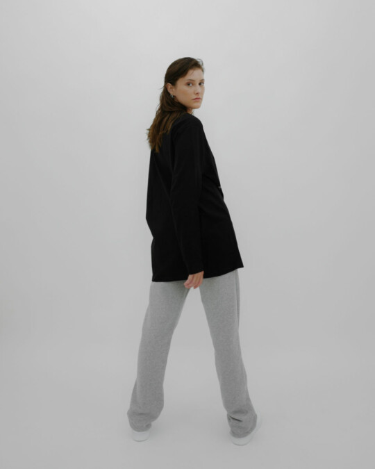 in europe oversized Longsleeve Black_abbildung_model_bildnr4