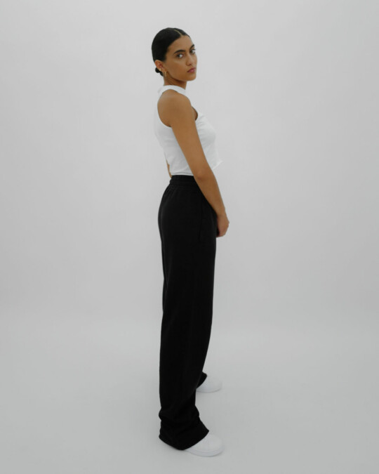 Loose Fit in europe Jogger Schwarz_abbildung_model_bildnr2