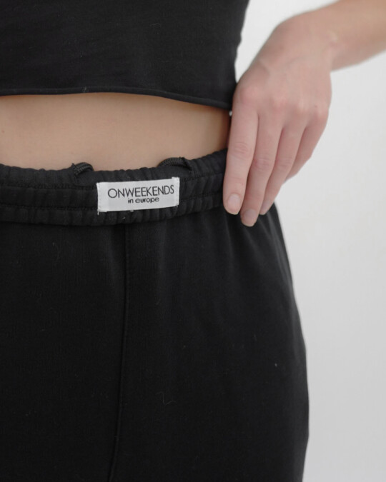 Loose Fit in europe Jogger Schwarz_abbildung_model_bildnr4