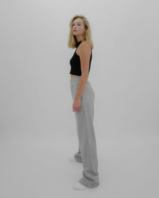 Loose Fit in europe Jogger Grau_abbildung_model_bildnr3