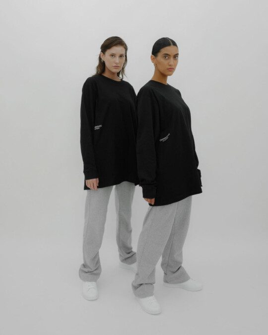 in europe oversized Longsleeve Black_abbildung_model_bildnr0