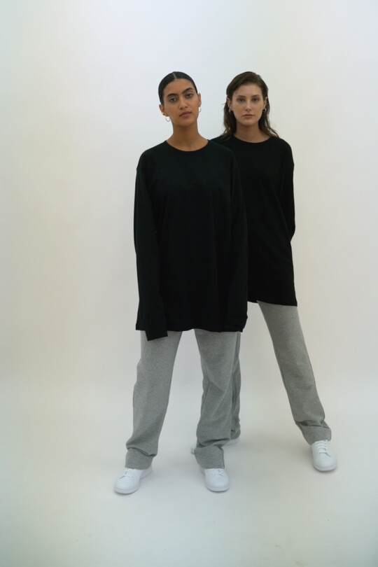 in europe oversized Longsleeve Black_abbildung_model_bildnr9