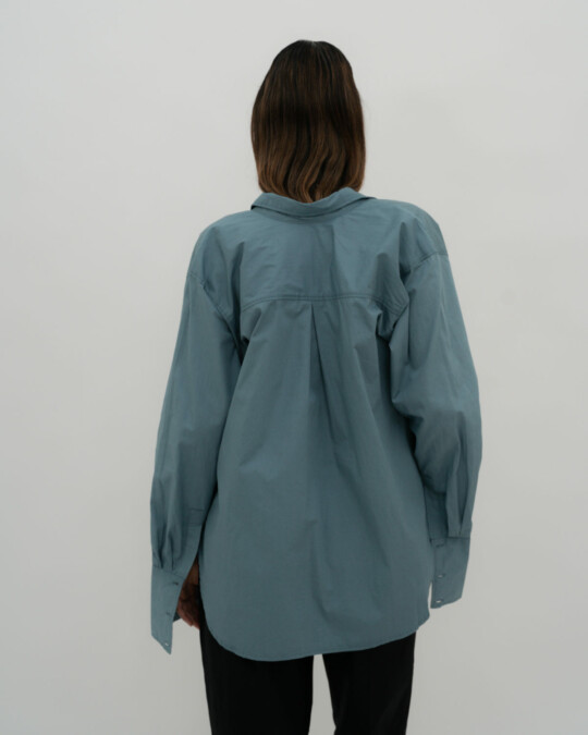 The Oversized Shirt Blau_abbildung_model_bildnr2