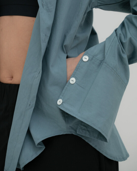 The Oversized Shirt Blau_abbildung_model_bildnr4