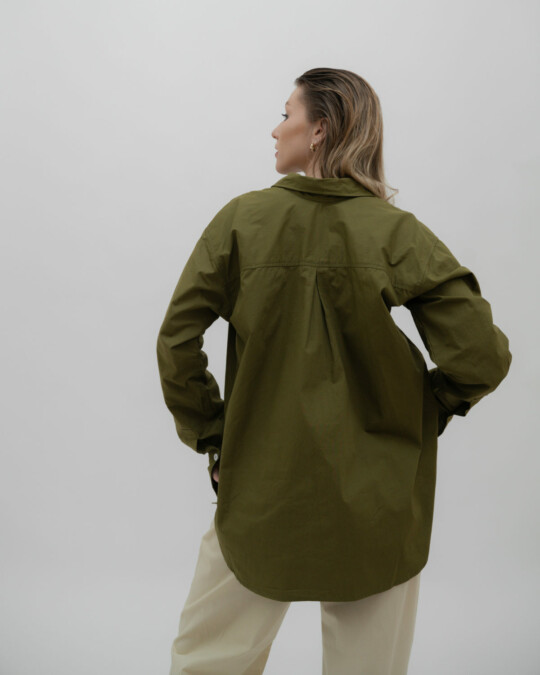The Oversized Shirt Khaki_abbildung_model_bildnr2