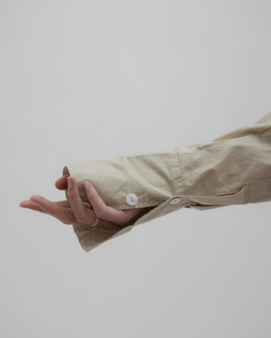 The Cropped Shirt Sand_abbildung_model_bildnr4