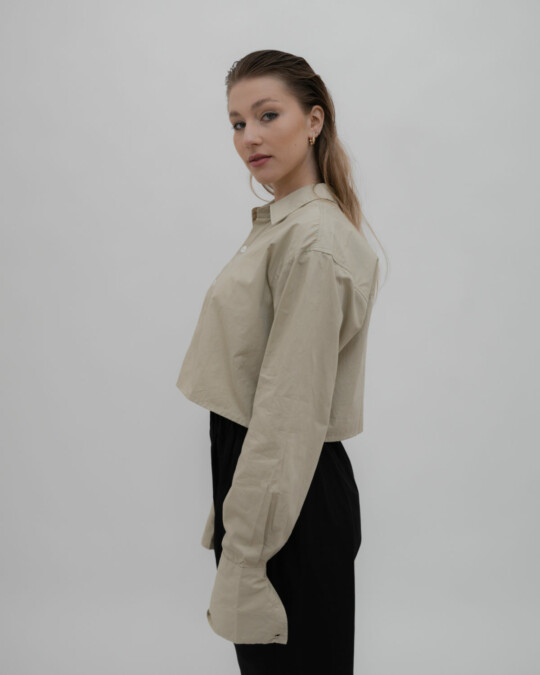 The Cropped Shirt Sand_abbildung_model_bildnr1