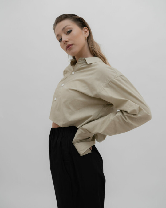 The Cropped Shirt Sand_abbildung_model_bildnr0