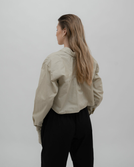 The Cropped Shirt Sand_abbildung_model_bildnr2