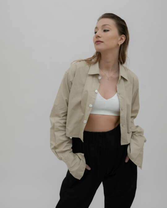 The Cropped Shirt Sand_abbildung_model_bildnr3