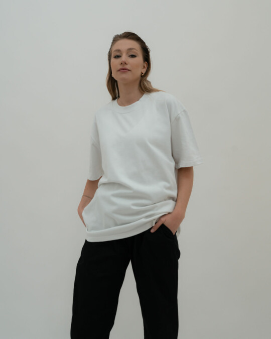 ONWEEKENDS T001 White_abbildung_model_bildnr2