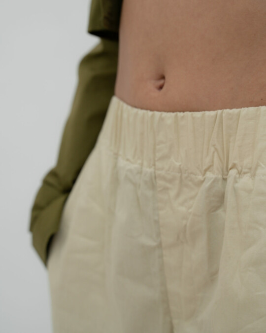The PJ Hose Beige_abbildung_model_bildnr3