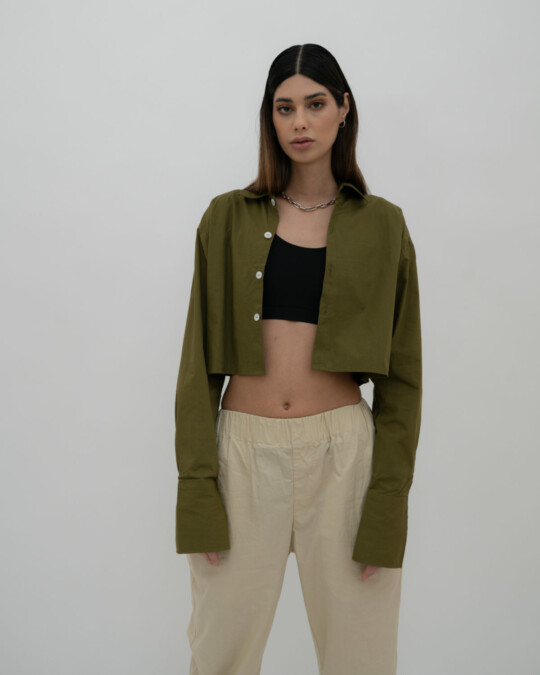 The Cropped Shirt Khaki_abbildung_model_bildnr3