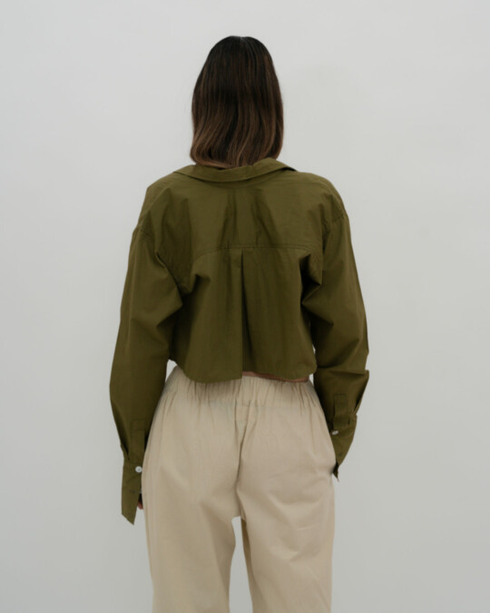 The Cropped Shirt Khaki_abbildung_model_bildnr2