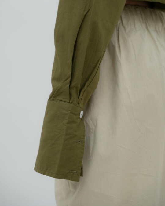 The Cropped Shirt Khaki_abbildung_model_bildnr4