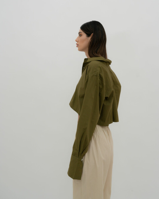 The Cropped Shirt Khaki_abbildung_model_bildnr1