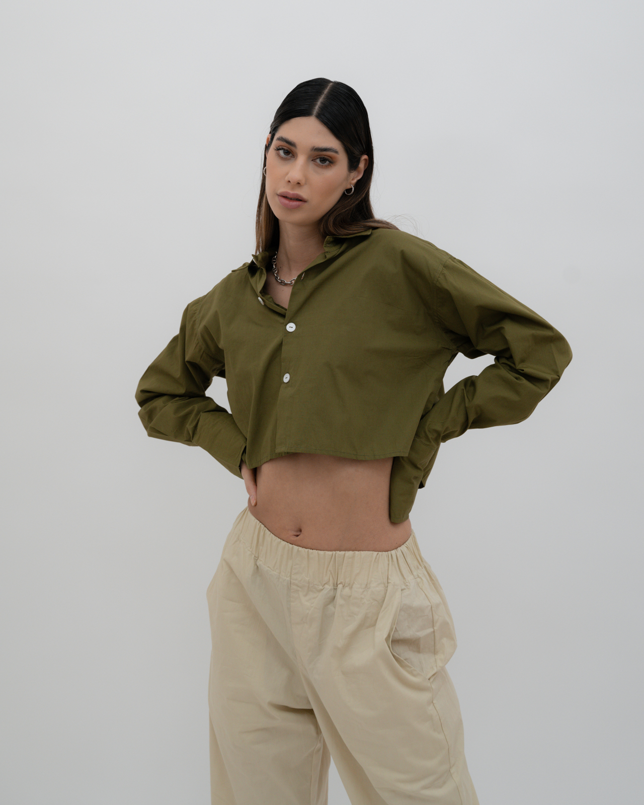Varianten: The Cropped Shirt Khaki