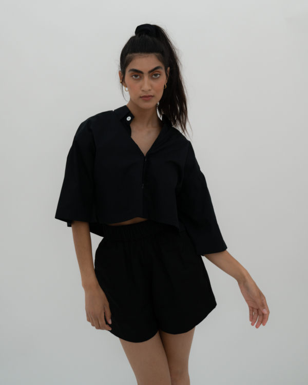 Produktabbildung: The Cropped Shirt Short Sleeve Black