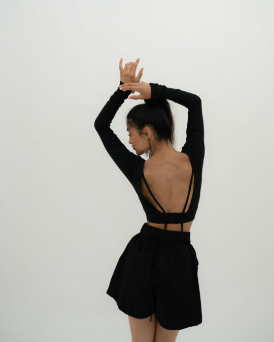 The Open Back Longsleeve_abbildung_model_bildnr1
