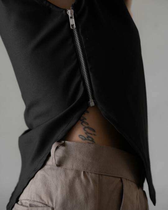 The Asymmetrical Top Schwarz_abbildung_model_bildnr4