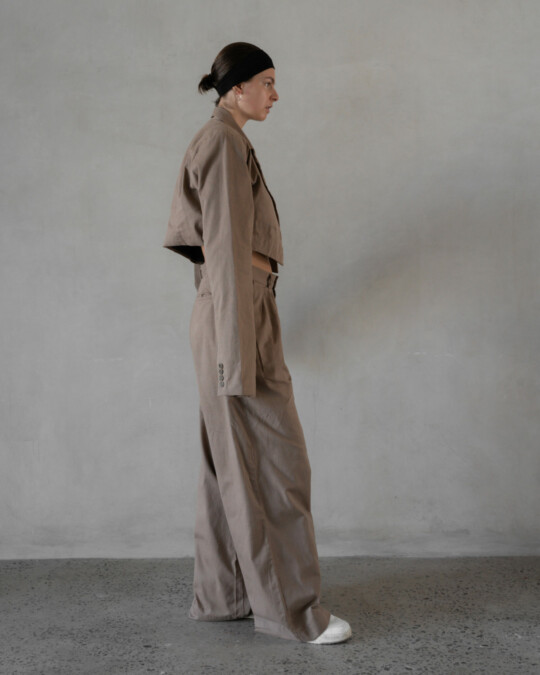 The Wide Leg Pants Stone_abbildung_model_bildnr1