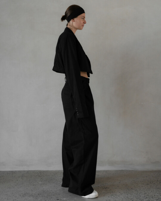 The Wide Leg Pants Black_abbildung_model_bildnr2