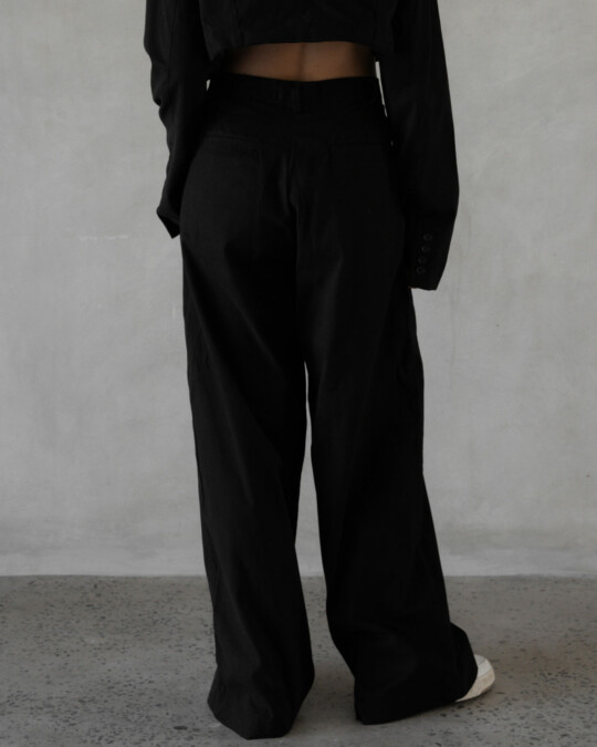 The Wide Leg Pants Black_abbildung_model_bildnr4