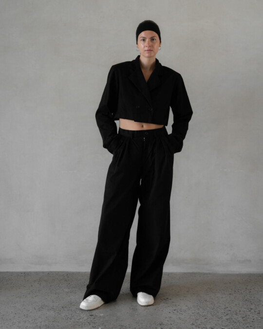 The Wide Leg Pants Black_abbildung_model_bildnr1