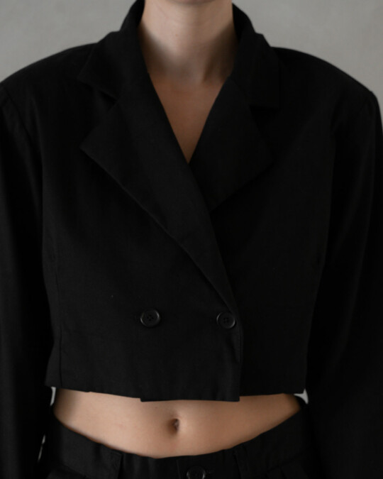 The Cropped Blazer Black_abbildung_model_bildnr5