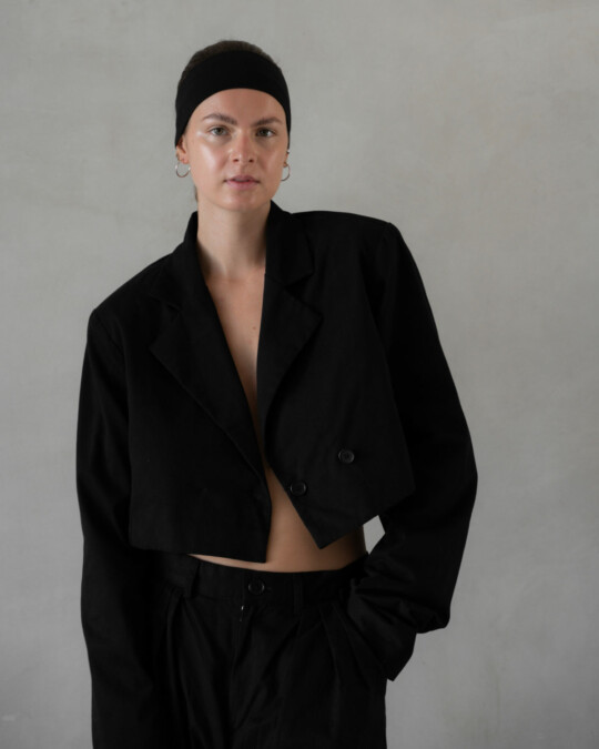 The Cropped Blazer Black_abbildung_model_bildnr3
