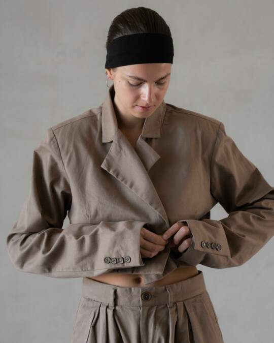 The Cropped Blazer Stone_abbildung_model_bildnr1