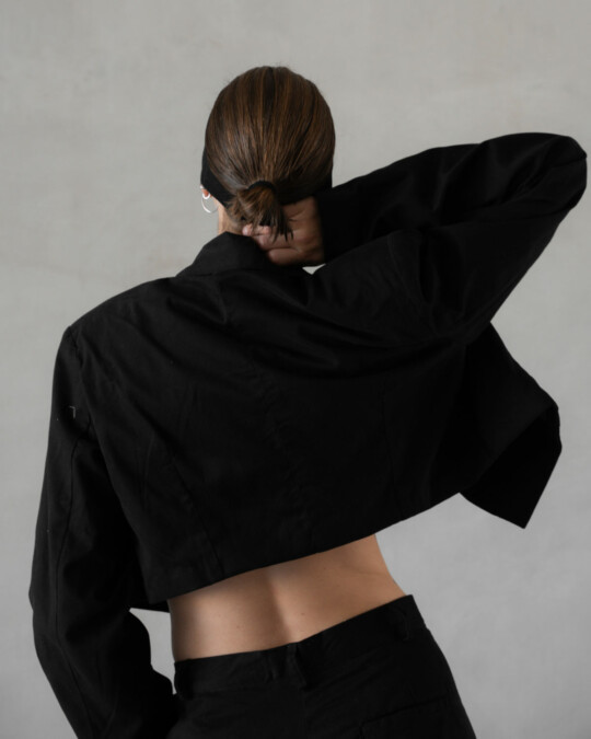 The Cropped Blazer Black_abbildung_model_bildnr4