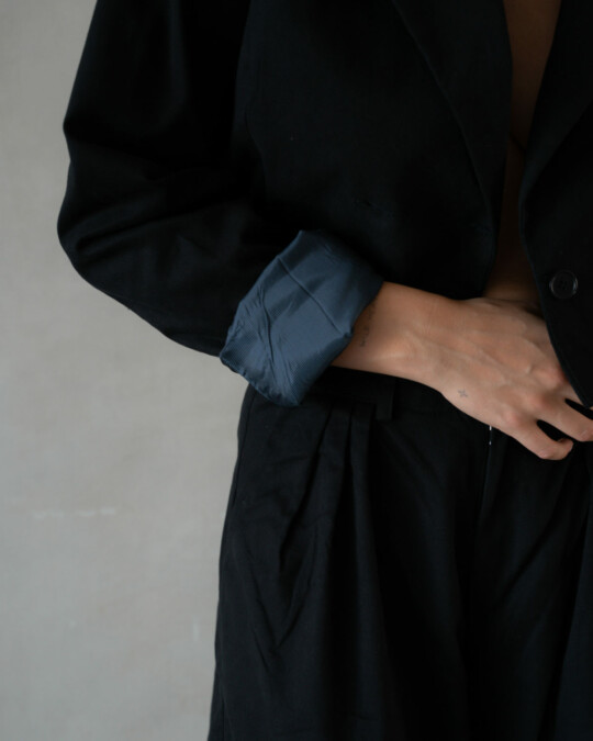 The Cropped Blazer Black_abbildung_model_bildnr7