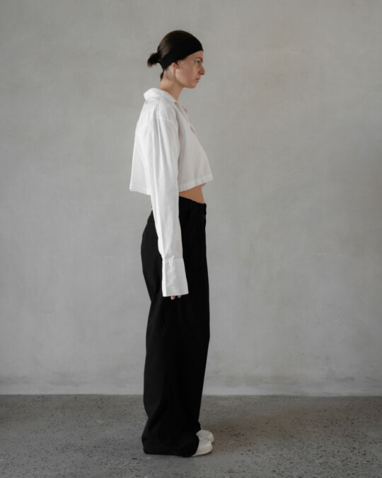 The Cropped Shirt White_abbildung_model_bildnr2