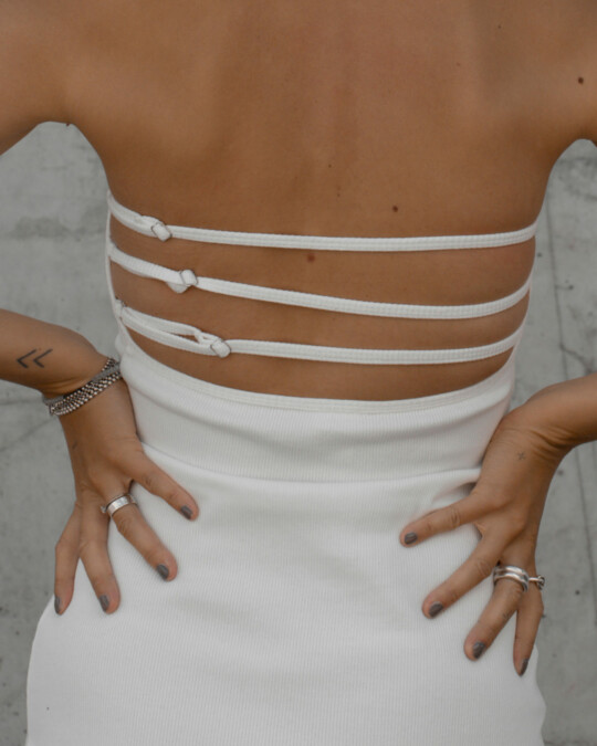 The Bandeau Kleid Weiß_abbildung_model_bildnr4