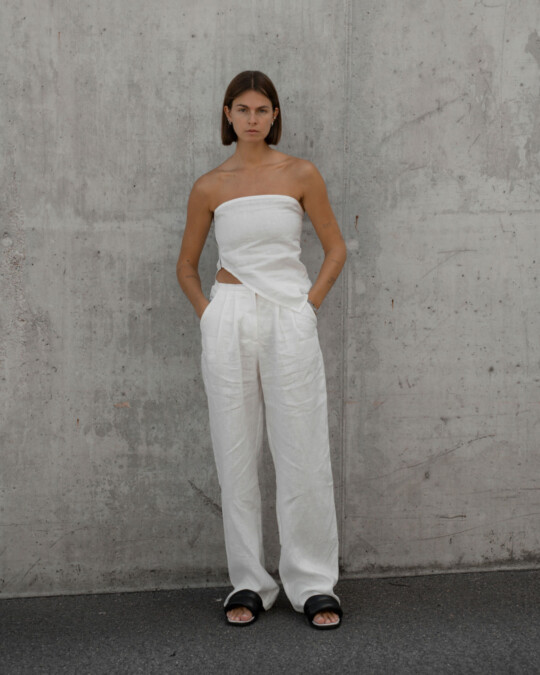 The Asymmetrical Bandeau Top Weiß_abbildung_model_bildnr3