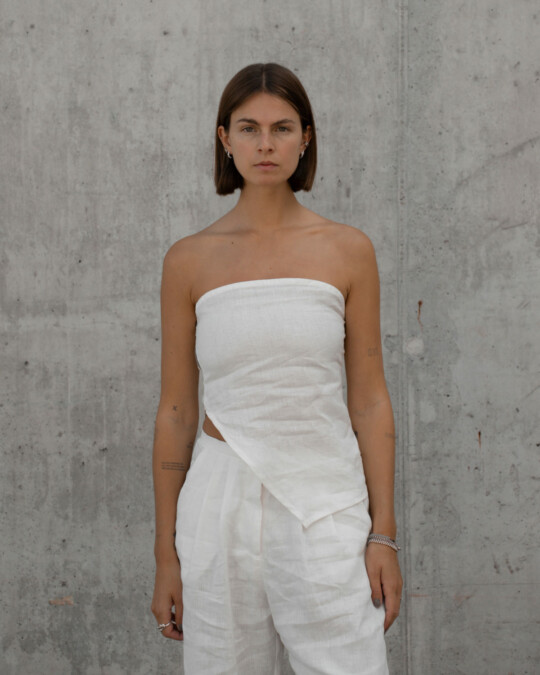 The Asymmetrical Bandeau Top White_abbildung_model_bildnr0