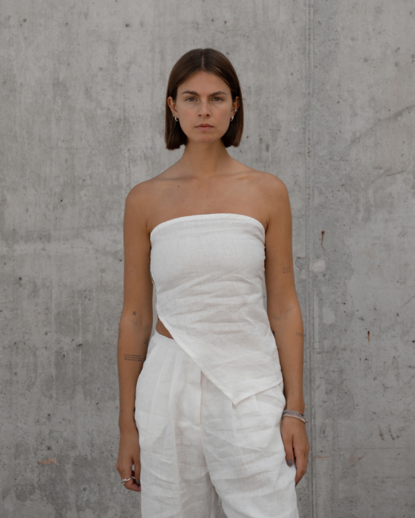 Produktabbildung: The Asymmetrical Bandeau Top White