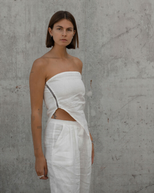 The Asymmetrical Bandeau Top Weiß_abbildung_model_bildnr1