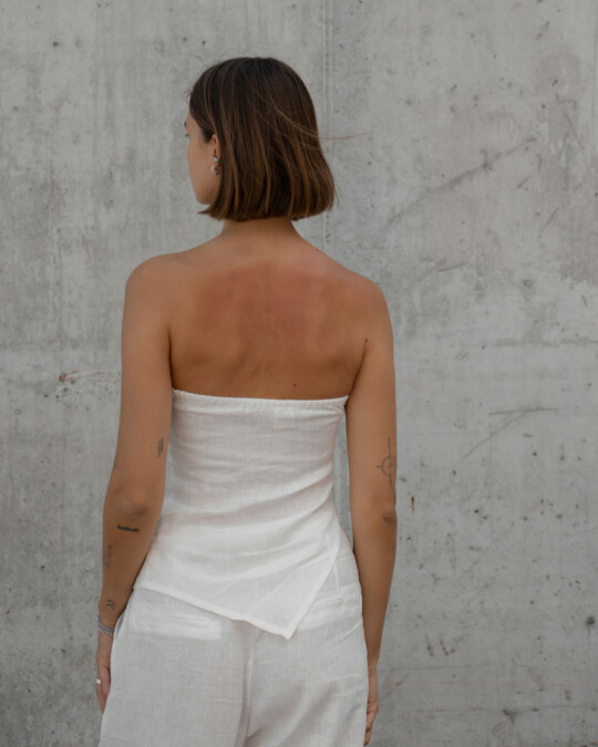 The Asymmetrical Bandeau Top Weiß_abbildung_model_bildnr2