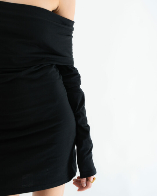 The Off-Shoulder Kleid Schwarz_abbildung_model_bildnr4